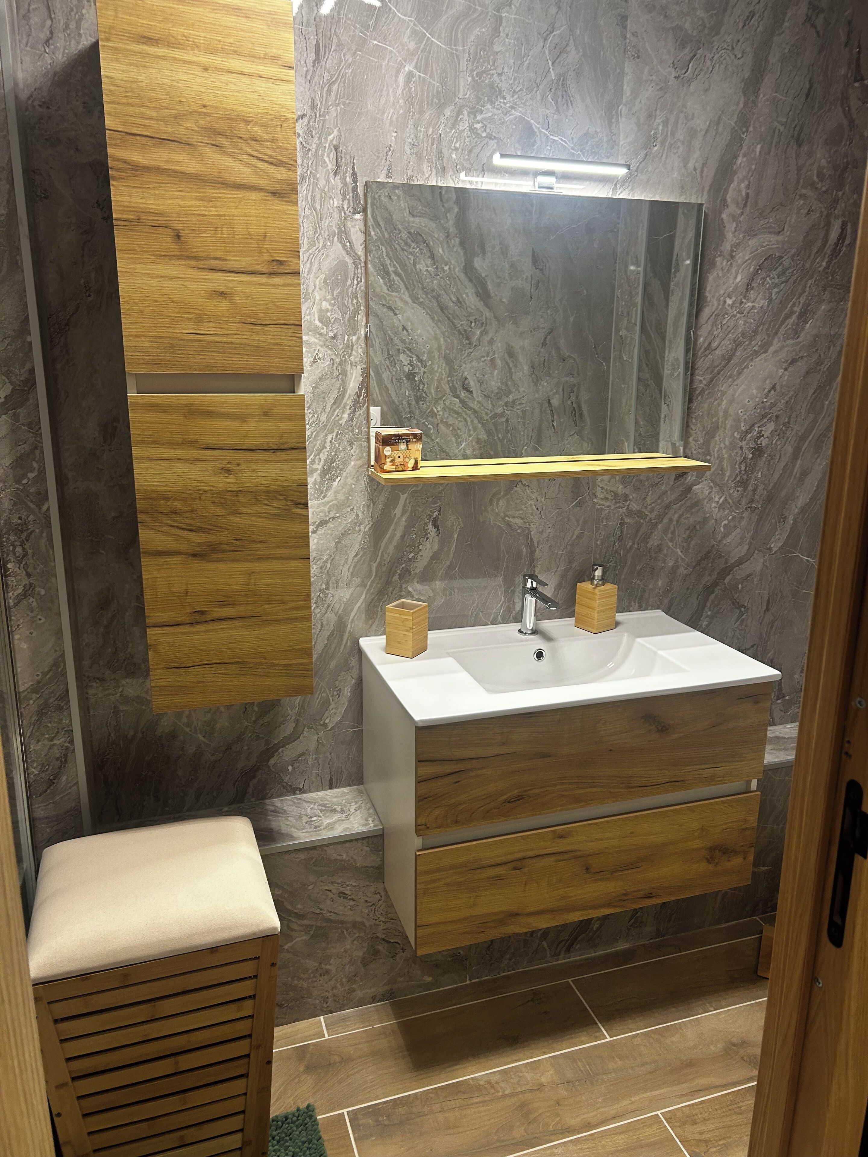 シャワー、タオル、トイレットペーパー