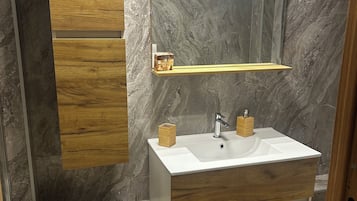 Regadera, toallas, papel de baño