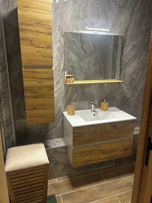 Ducha, toallas y papel higiénico