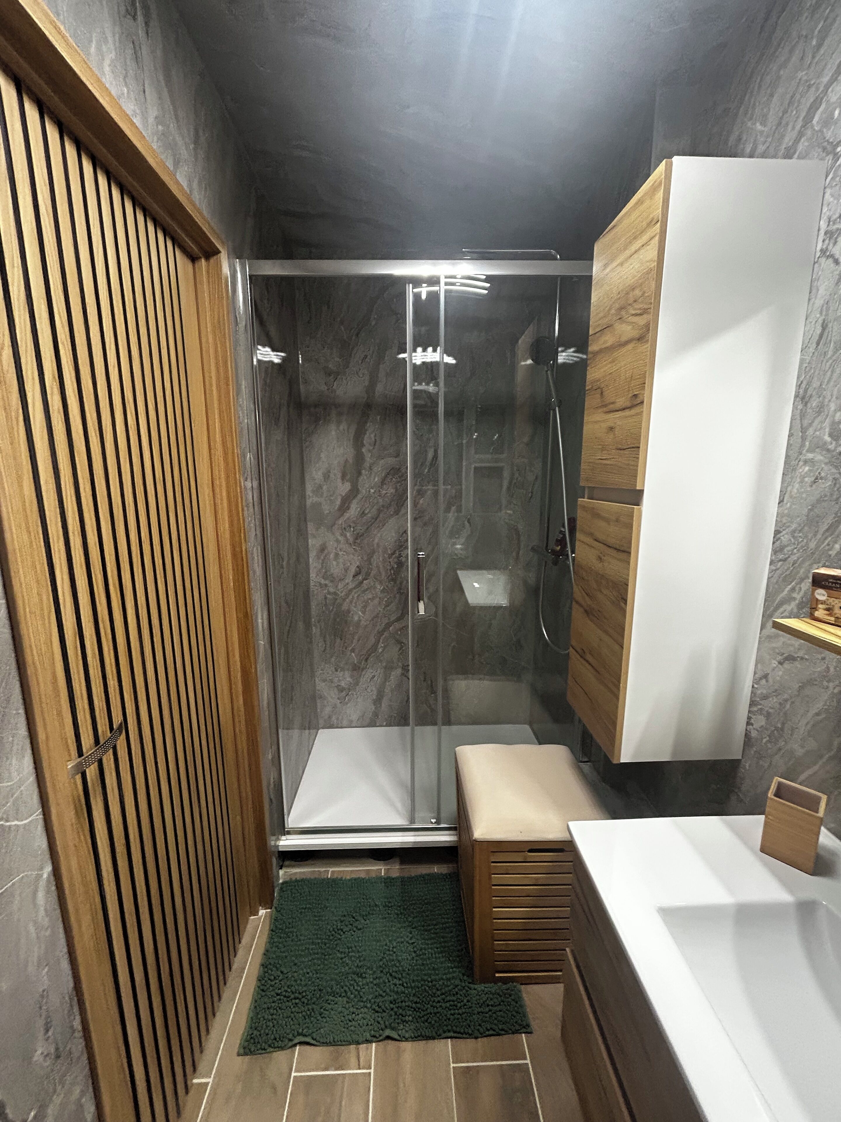 Regadera, toallas, papel de baño 