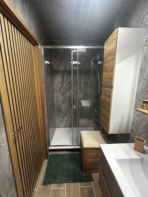 Een douche, handdoeken, toiletpapier