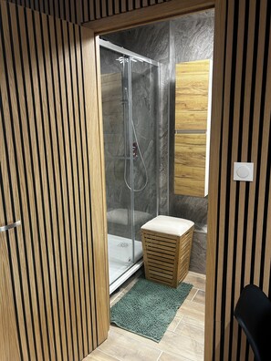 Shower, towels, toilet paper