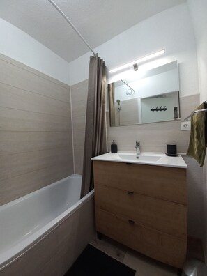 Secadora de cabello, toallas, papel de baño 