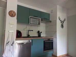 ثلاجة، ميكروويف، فرن، موقد طهي مسطح