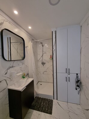 Haartrockner, Handtücher, Seife, Toilettenpapier