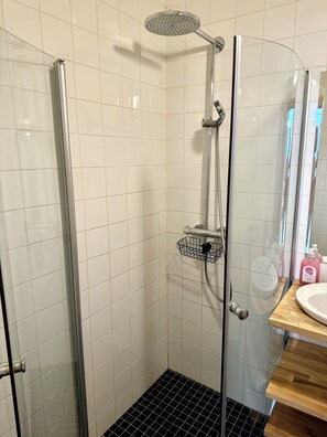 Shower, hair dryer, towels, soap - Melrose Place for 5 people (Helsinki)