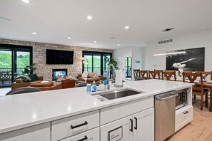 House | 7 bedrooms, Internet - 6BR Sand Valley Lodge With Hot Tub Bar Putting Green (Nekoosa)