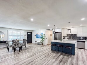 House | 4 bedrooms, Internet - Phoenix 4 BDR Home With Outdoor Entertainment (Phoenix)