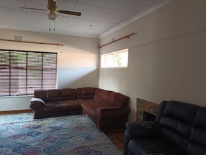 Comfort Double Room, Garden View | Living room | TV - JM TOURS & SAFARIS GUESTHOUSE (Roodepoort)