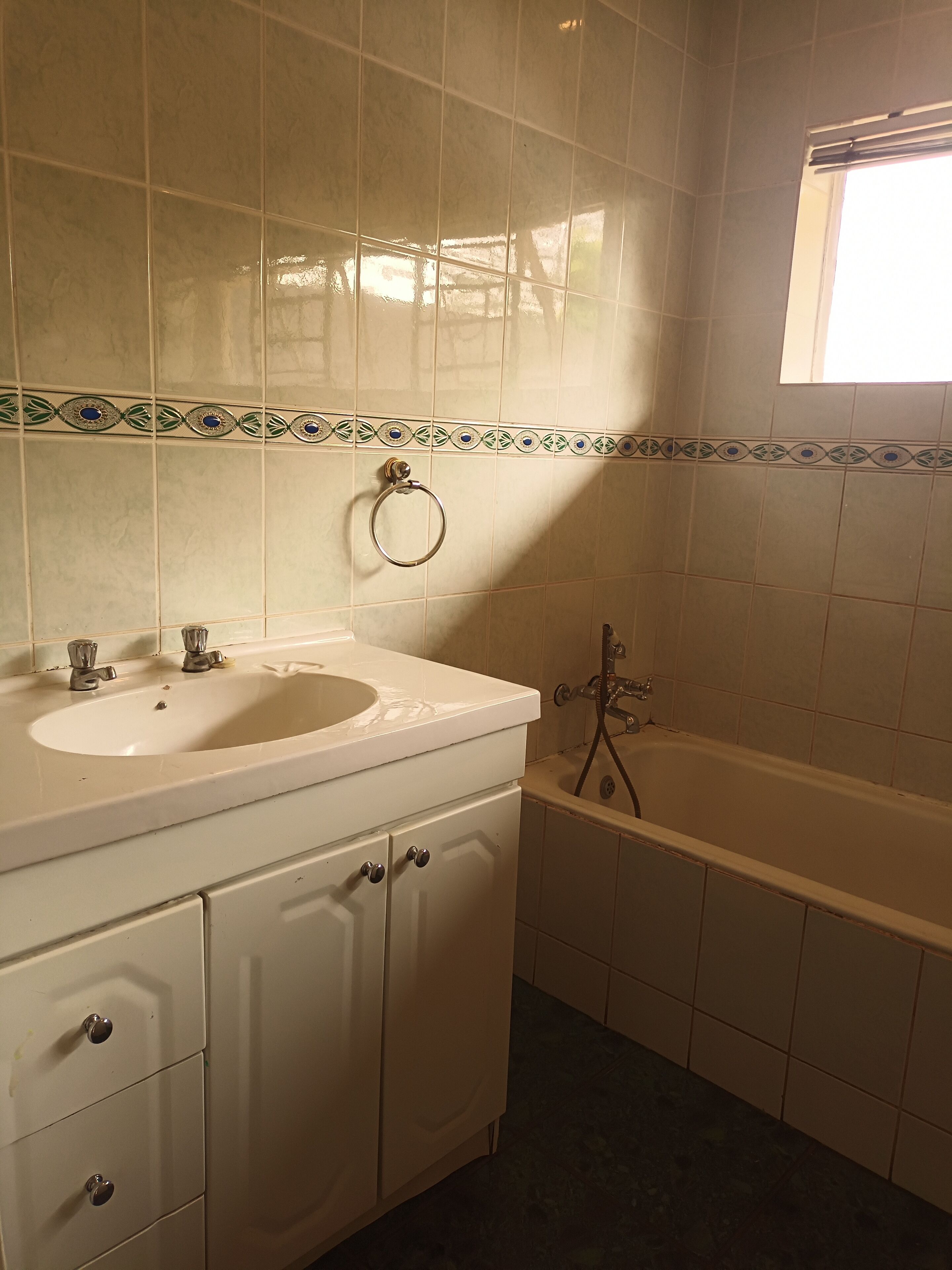 Ein Badezimmer mit Waschbecken, Ablagefläche und Badewanne.