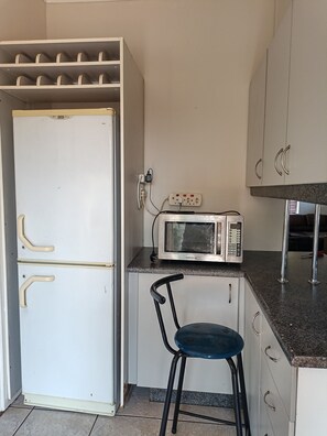 Comfort Double Room, Garden View | Shared kitchen facilities | Cookware/dishes/utensils