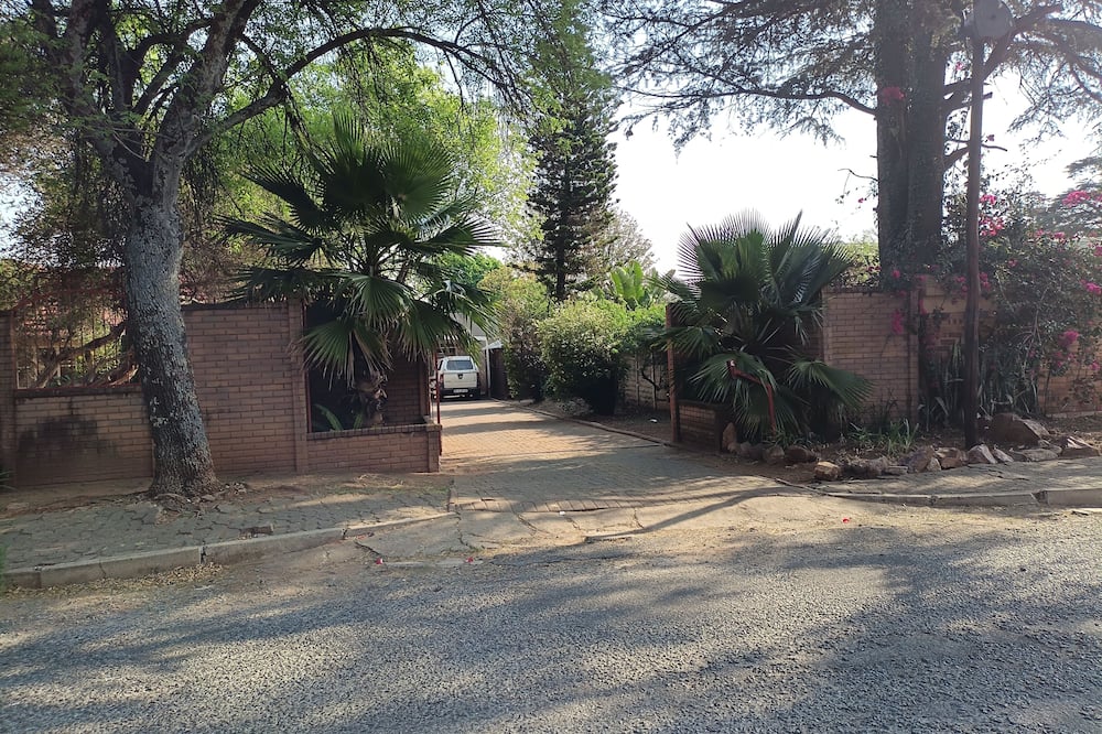 JM TOURS & SAFARIS GUESTHOUSE