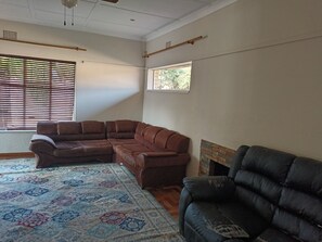 Comfort Double Room, Garden View | Living room - JM TOURS & SAFARIS GUESTHOUSE (Roodepoort)