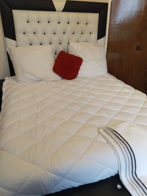 Comfort Double Room, Garden View | Laptop workspace, free WiFi - JM TOURS & SAFARIS GUESTHOUSE (Roodepoort)