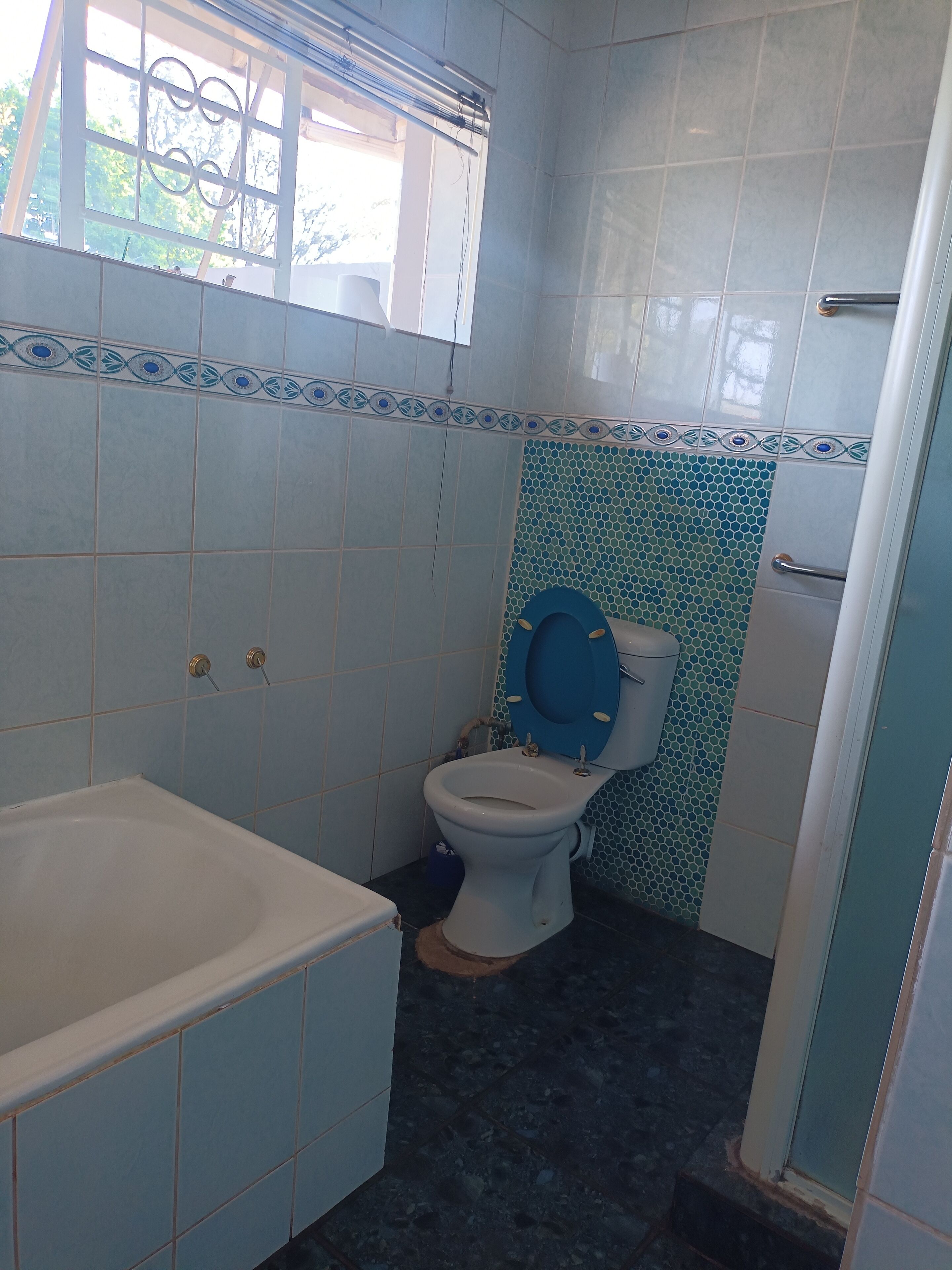 Un bagno con vasca, servizi igienici e finestra.