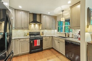 Private kitchen - Luxury home where the clouds touch the trees. (Highlands)