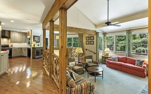 Living area - Luxury home where the clouds touch the trees. (Highlands)