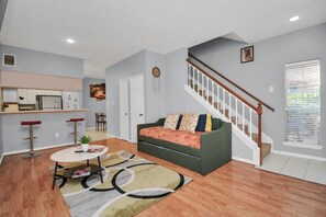 Living area - 2BR Med NRG UH DT Galleria MDA Zoo Pool KgBDS 4KTV (Houston)