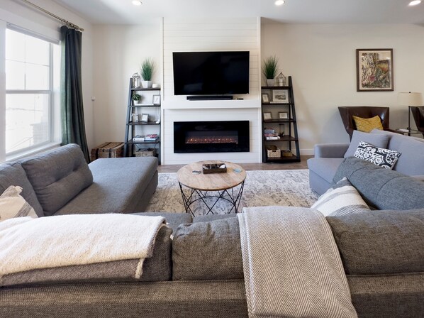 Televisión y chimenea 