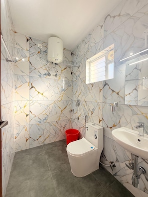Quarto casal premium, vista para a cidade | Banheiro | Chuveiro, toalhas de banho, sabonete, shampoo