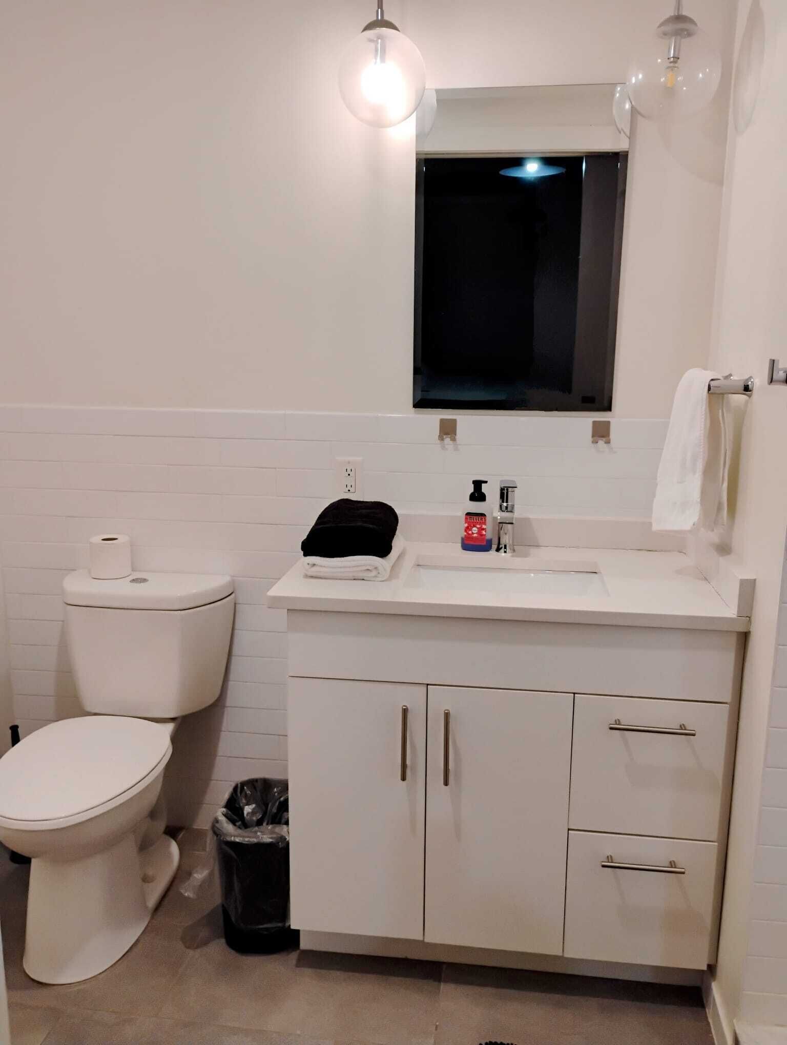 Ducha, toallas, jabón, papel higiénico