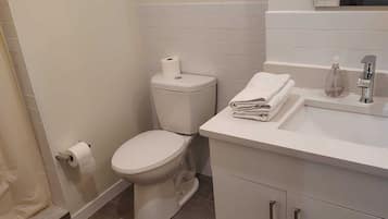 Douche, serviettes fournies, savon, papier toilette