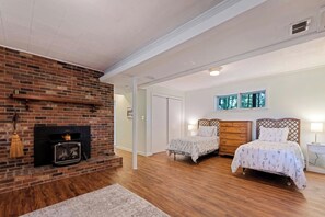 2 bedrooms, desk, iron/ironing board, WiFi - Higher Ground-Hot Tub, Great Location!Pets Welcome (Waynesville)