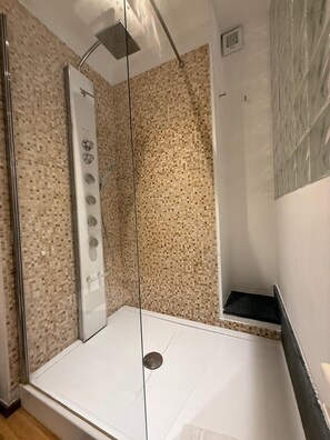 Bruser, hårtørrer, bidet, håndklæder