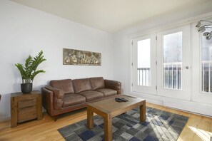 Smart TV - Spacious 2BR Downtown Montreal | King + Queen Beds | High End Appliances (Montréal)
