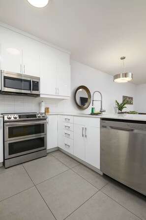 Fridge, microwave, oven, stovetop - Spacious 2BR Downtown Montreal | King + Queen Beds | High End Appliances (Montréal)