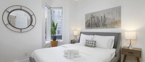 2 dormitorios, tabla de planchar con plancha, cuna de viaje