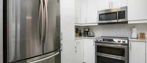 Refrigerador, microondas, horno y parrilla de estufa