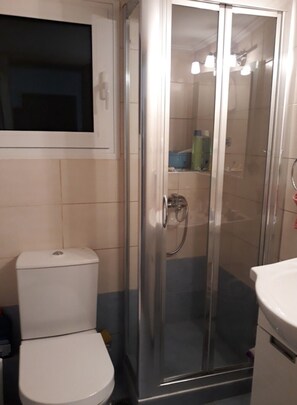 Een douche, een haardroger, handdoeken, zeep