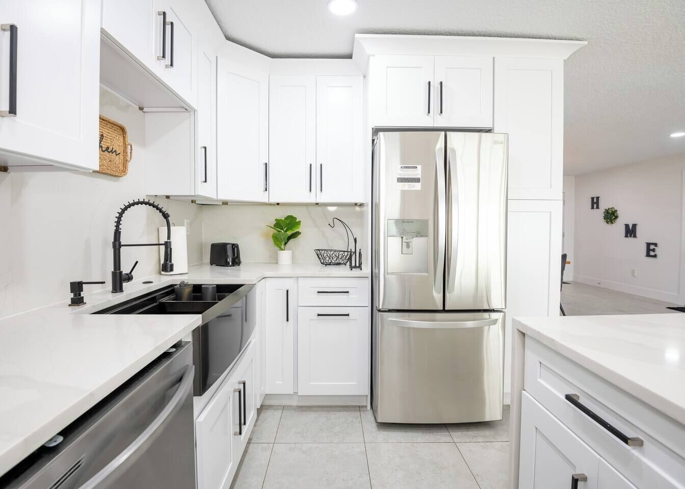 Réfrigérateur, four à micro-ondes, un four, surface de cuisson