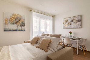 1 Schlafzimmer, Schreibtisch, Bügeleisen/Bügelbrett, Reisekinderbett