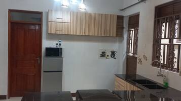 Microondas, horno y placa de cocina