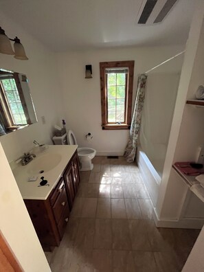 Regadera, secadora de cabello, toallas, jabón