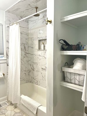 Shower, hair dryer, bidet, towels - Cozy Home near O'Hare & fun Hubs with AC (Des Plaines)