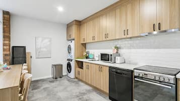 Lemari es, microwave, oven, dan kompor