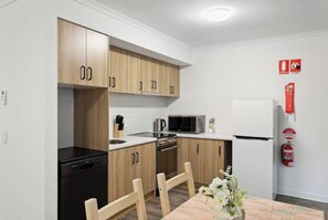 Family Studio, 1 Double Bed with Sofa bed, Non Smoking, Refrigerator | Private kitchen - Cozy Stays - Private Rooms (Adelaide)