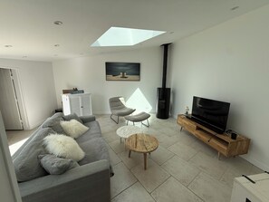 TV, fireplace, stereo