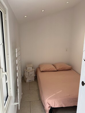 2 bedrooms, iron/ironing board, free WiFi