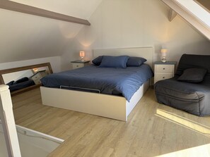 2 Schlafzimmer, Bügeleisen/Bügelbrett