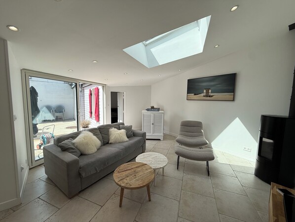 TV, fireplace, stereo