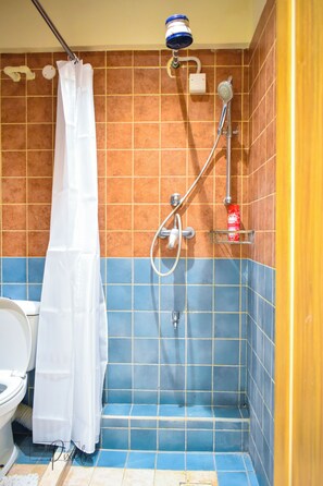 Shower, hair dryer, towels, soap - Charming 2-bedroom Penthouse apartment with Gym in Kahawa West,Nairobi (Nairobi)