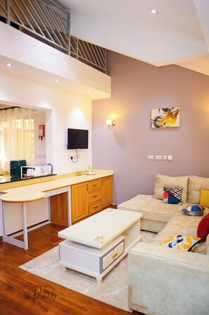 TV - Charming 2-bedroom Penthouse apartment with Gym in Kahawa West,Nairobi (Nairobi)