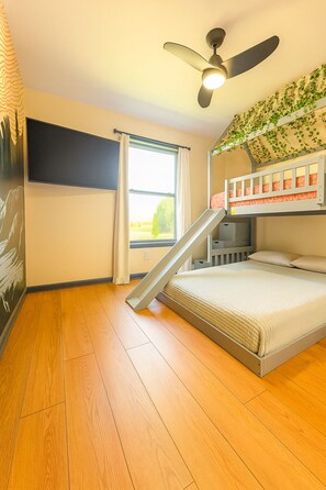 4 habitaciones, tabla de planchar con plancha, wifi y ropa de cama