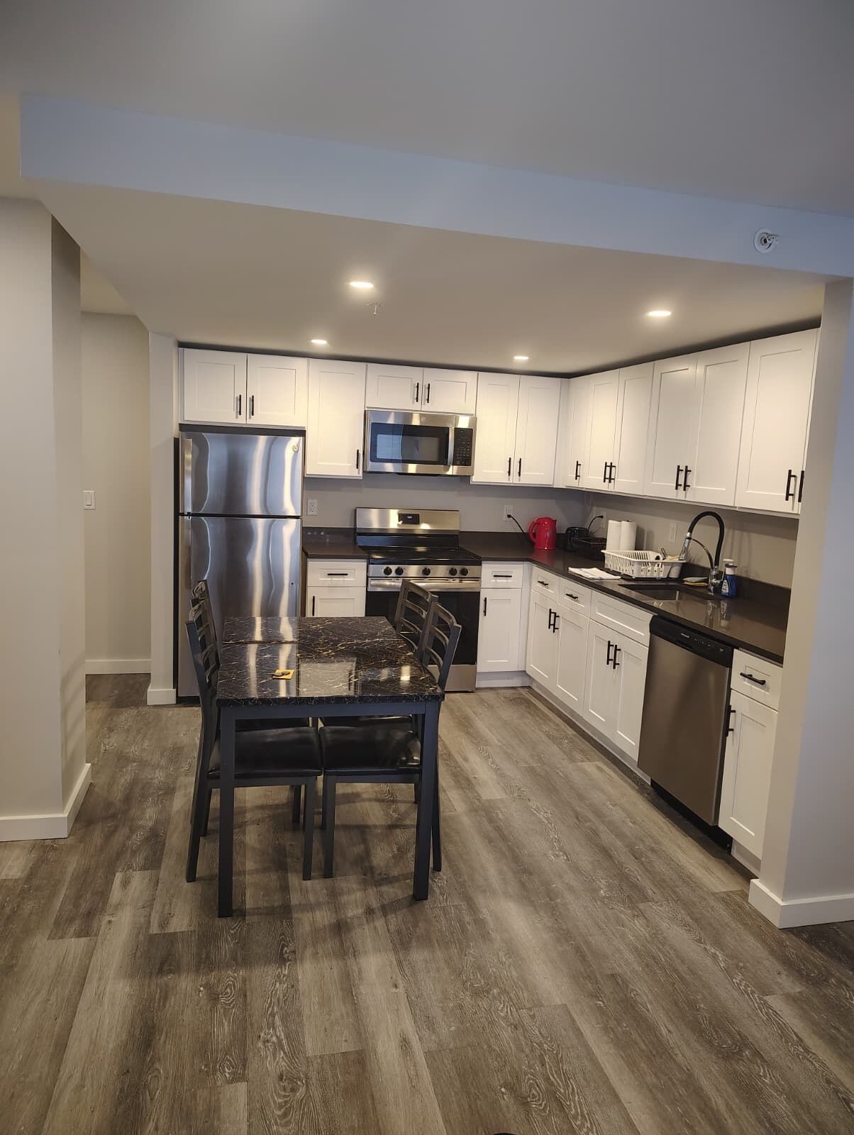 Refrigerador, microondas, horno y parrilla de estufa 