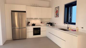 Fridge, oven, stovetop, dishwasher