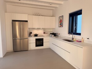 Refrigerador, horno, placa de cocina, lavavajillas